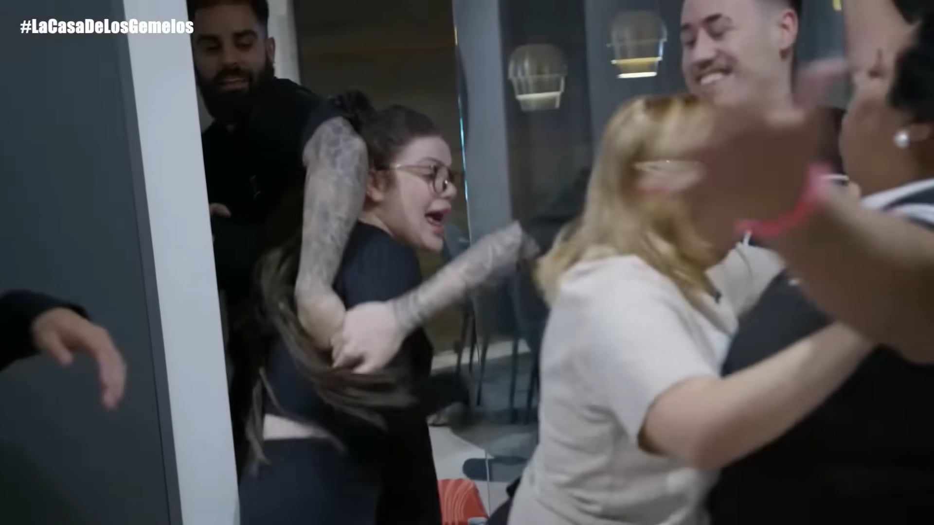 ‘La casa de los gemelos’, el reality plagado de violencia que se ha hecho viral por sus personajes conflictivos (YT: ZonaGemelos)