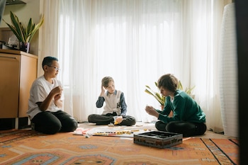 Durante la desconexión digital, algunos jóvenes recuperaron hábitos familiares que habían desaparecido. (Pexels)