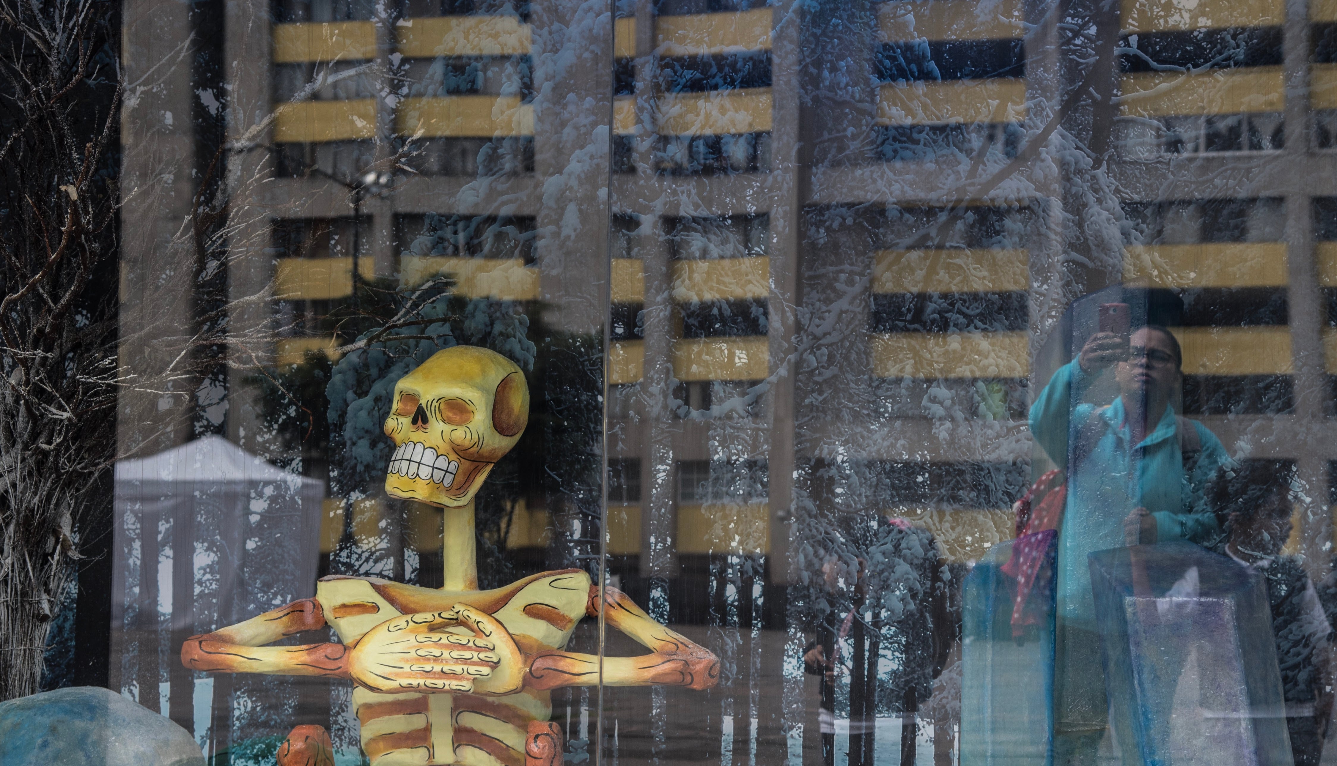 CIUDAD DE MÉXICO, 25OCTUBRE2019.- Previo a la celebración del día de muertos, fue colocada una ofrenda por parte de una cadena funeraria en la explanada de la Plaza de las Tres Culturas, en donde decenas de personas visitan y se toman fotografías frente a las calaveras. FOTO: MARIO JASSO /CUARTOSCURO.COM