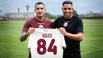 Alex Valera al lado de Piero Alva mientras se presenta una camiseta personalizada de los 84 goles anotados. - Crédito: Universitario
