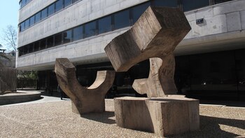 Una serie de esculturas de