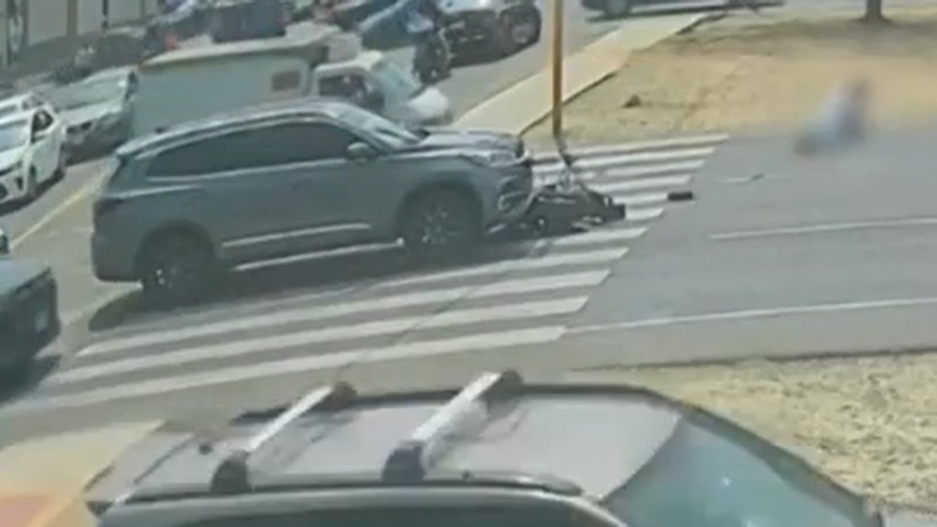 Una camioneta impactó violentamente contra un motociclista en el cruce de las avenidas Surco y Paseo de la República, dejando al conductor gravemente herido en la Vía Expresa Sur de Santiago de Surco. (Captura / Canal N)