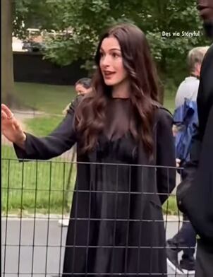 Anne Hathaway pidió a los fotógrafos que dejaran de discutir porque había niños en el set. (Captura de video)
