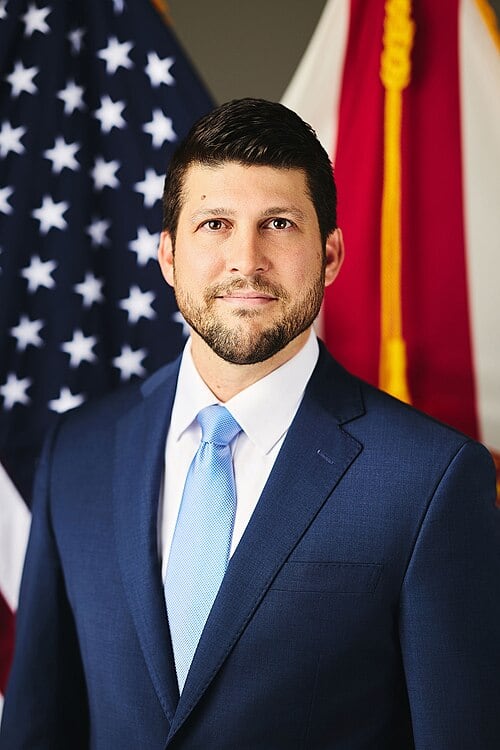 El fiscal general James Uthmeier sostuvo que TikTok hace que los menores sean adictos a la plataforma y viola la ley de Florida (Wikipedia)