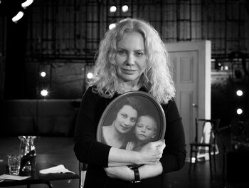 Cecilia Roth, en "Bodas de