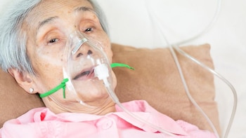 El delirio postoperatorio es común en personas mayores, pero no todos los hospitales lo detectan