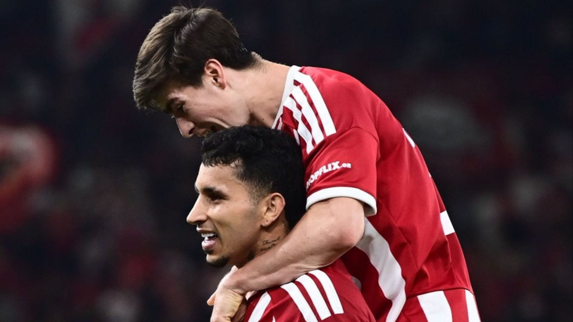 Gustavo Puerta celebrando su primera anotación con olympiacos de Grecia ante Volos - crédito @OlympiacosRTB/X