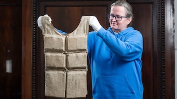 Un siglo después del naufragio, un chaleco salvavidas que se utilizó en el Titanic será subastado, de acuerdo al canal estadounidense Fox News. Foto: (Zachary Culpin/BNPS) Fox News