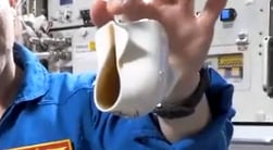 Un canal interior inclinado utiliza las fuerzas capilares para desplazar el líquido hacia el borde sin necesidad de gravedad (NASA)