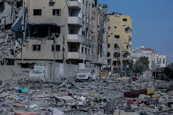 Registro general este martes, 10 de octubre, de la destrucción en el barrio de Al-Ramal, tras un ataque aéreo israelí, en represalia a los ataques del grupo terrorista Hamas, en la ciudad de Gaza. EFE/Mohammed Saber