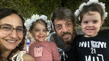 Las niñas junto a David,