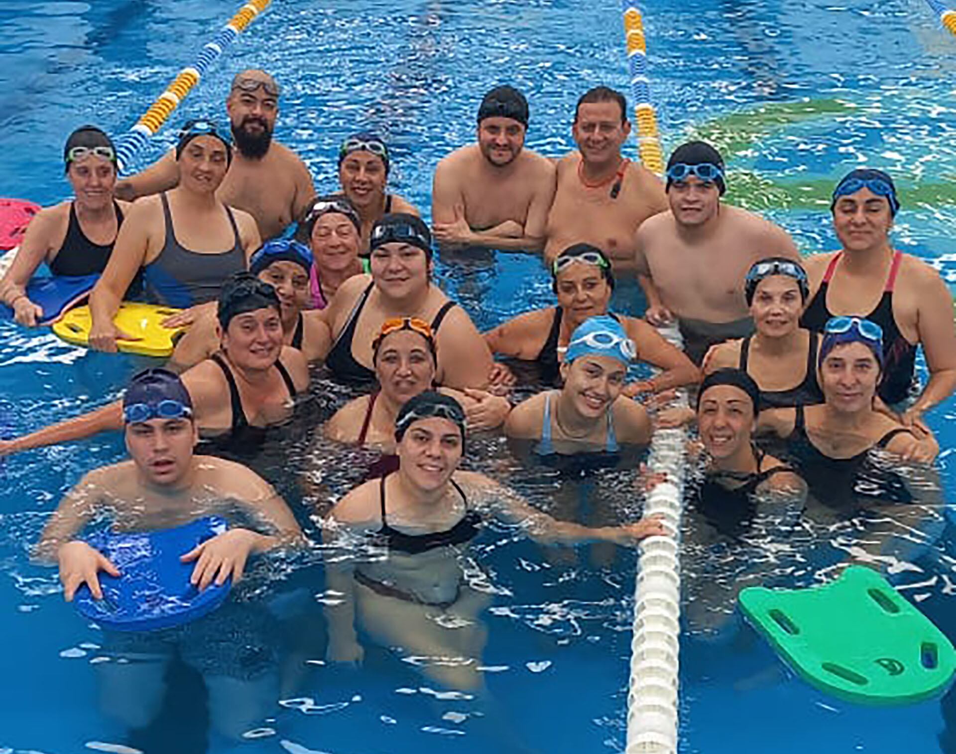 Superar el miedo al agua en adultos es posible con técnica adecuada, constancia y un entorno motivador.