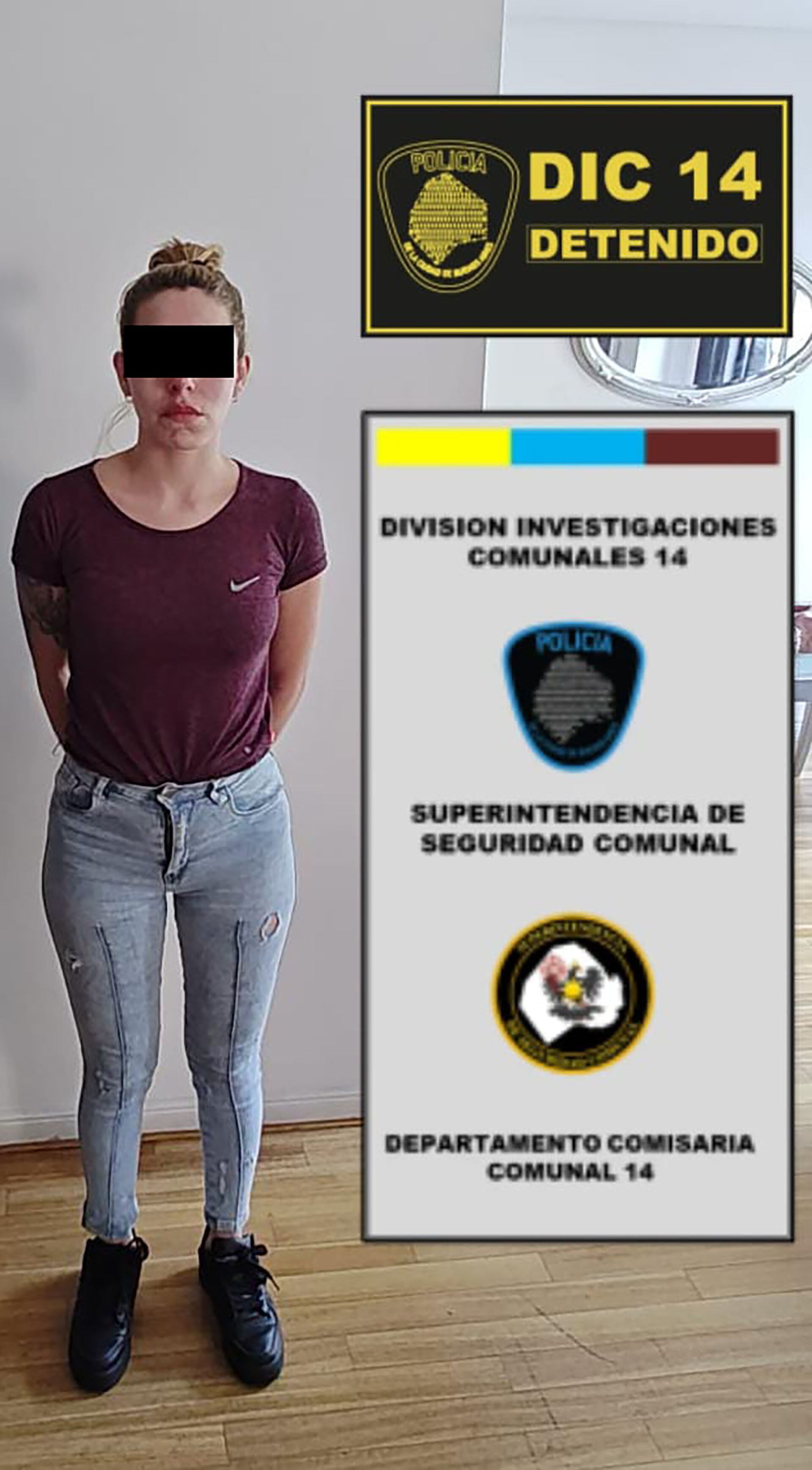 Cuerpo entero: Borba Amarilla posa tras su arresto para la Policía de la Ciudad