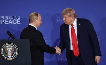 15/08/2025 FILED - 15 August 2025, US, Alaska: US President Donald Trump (R) and Russian President Vladimir Putin shake hands after a press conference at Joint Base Elmendorf-Richardson in Alaska. Photo: -/Kremlin/dpa - ATTENTION: editorial use only and only if the credit mentioned above is referenced in full
ECONOMIA INTERNACIONAL
-/Kremlin/dpa