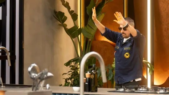 Alejandro Lerner levanta las manos en la cocina de MasterChef Celebrity durante la emisión que determinó su eliminación del concurso.
