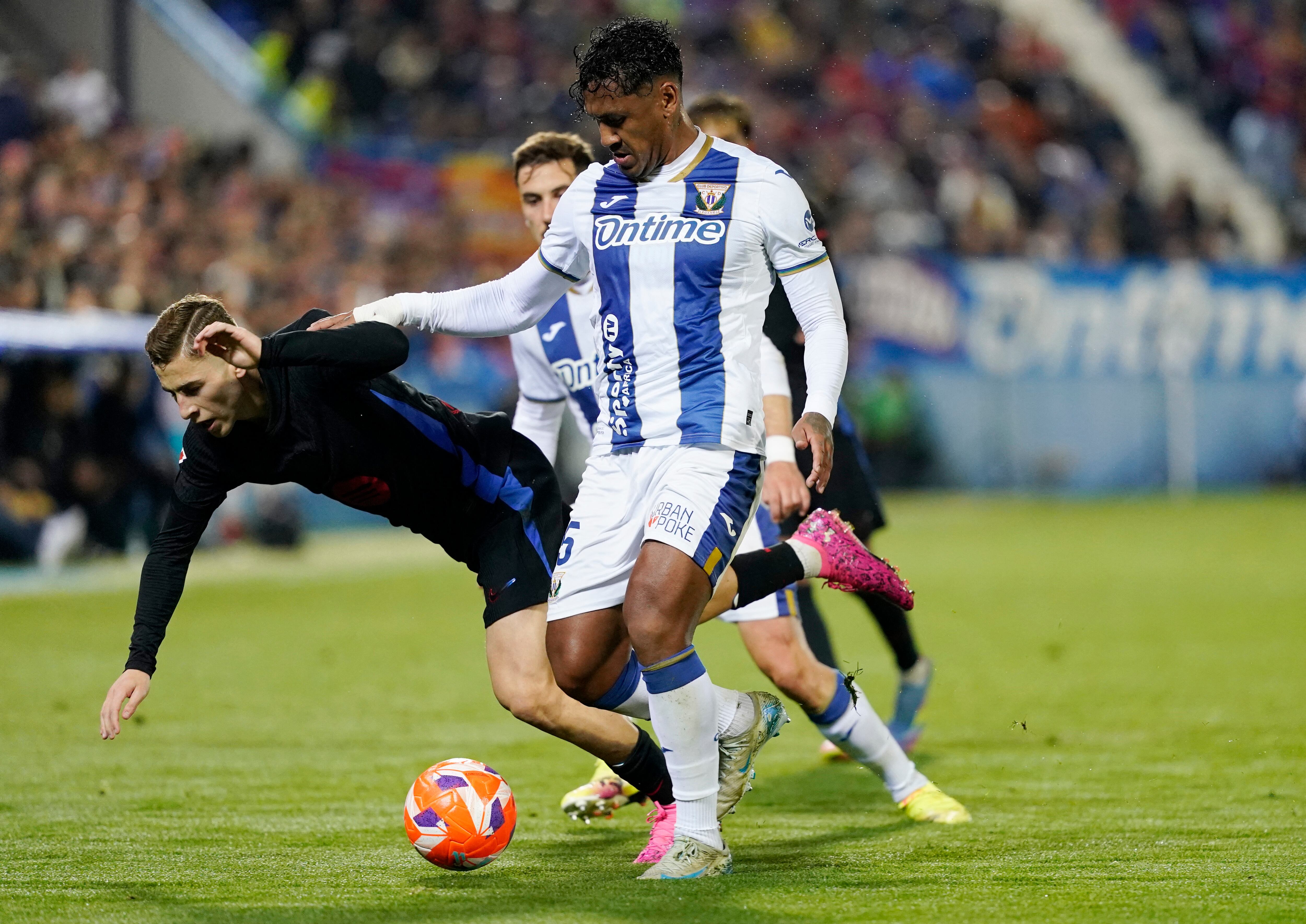 Renato Tapia jugó todo el partido en la derrota de Leganés ante Barcelona - Créditos: REUTERS / Ana Beltran.