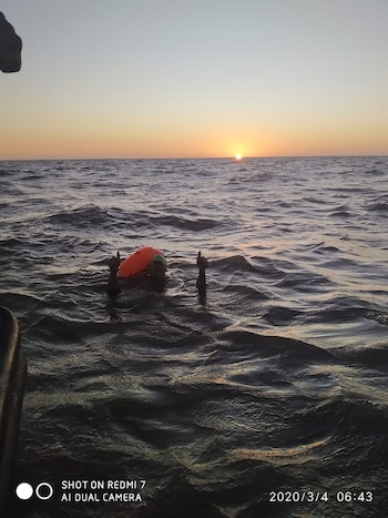 En pleno cruce del Río