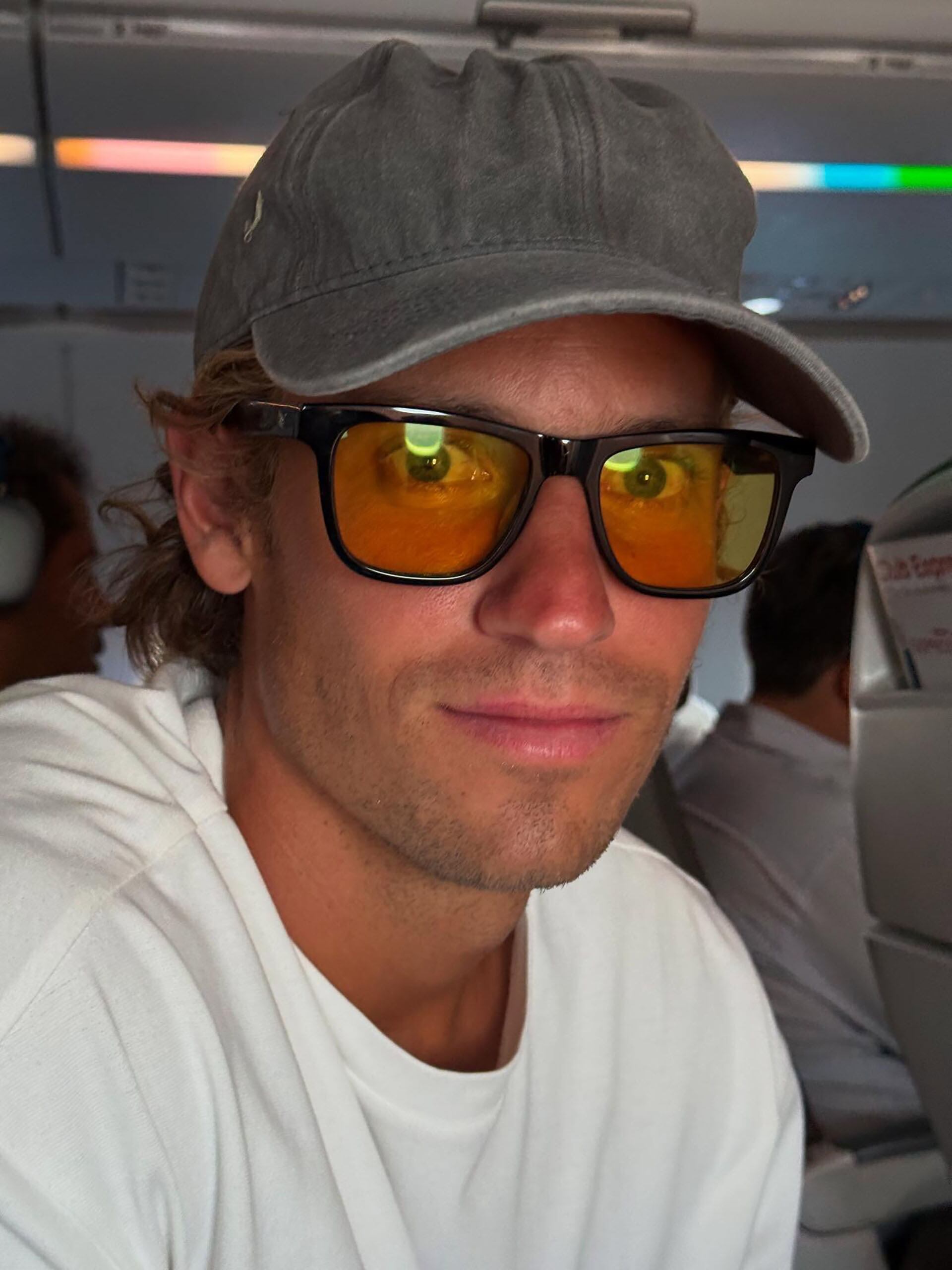 El futbolista comparte fotos en sus redes con las gafas (@marcosllorente)