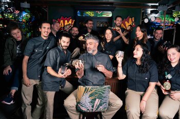 19-11-2021 Coctelería Salmon Guru con Diego Cabrera y todo el equipo.
Salmon Guru, la gastrococtelería de autor dirigida por el barman argentino Diego Cabrera, ha recibido el premio 'Michter's Art of Hospitality', un galardón otorgado por The 50 World's Best Bar que reconoce el trato al cliente y la hospitalidad y que pone en valor el trabajo diario del equipo, según ha informado en un comunicado.
ECONOMIA
SALMON GURU