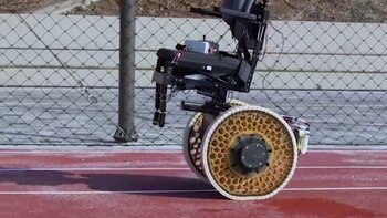 La tecnología del KIMM permite a la rueda mantener estabilidad y alta velocidad, alcanzando hasta 100 km/h sin problemas en terrenos irregulares (Captura de video)