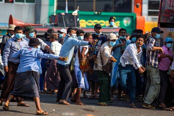Partidarios militares usan resorteras contra manifestantes a favor de la democracia durante una manifestación de apoyo militar en Yangon, Myanmar, el 25 de febrero de 2021. REUTERS / Stringer