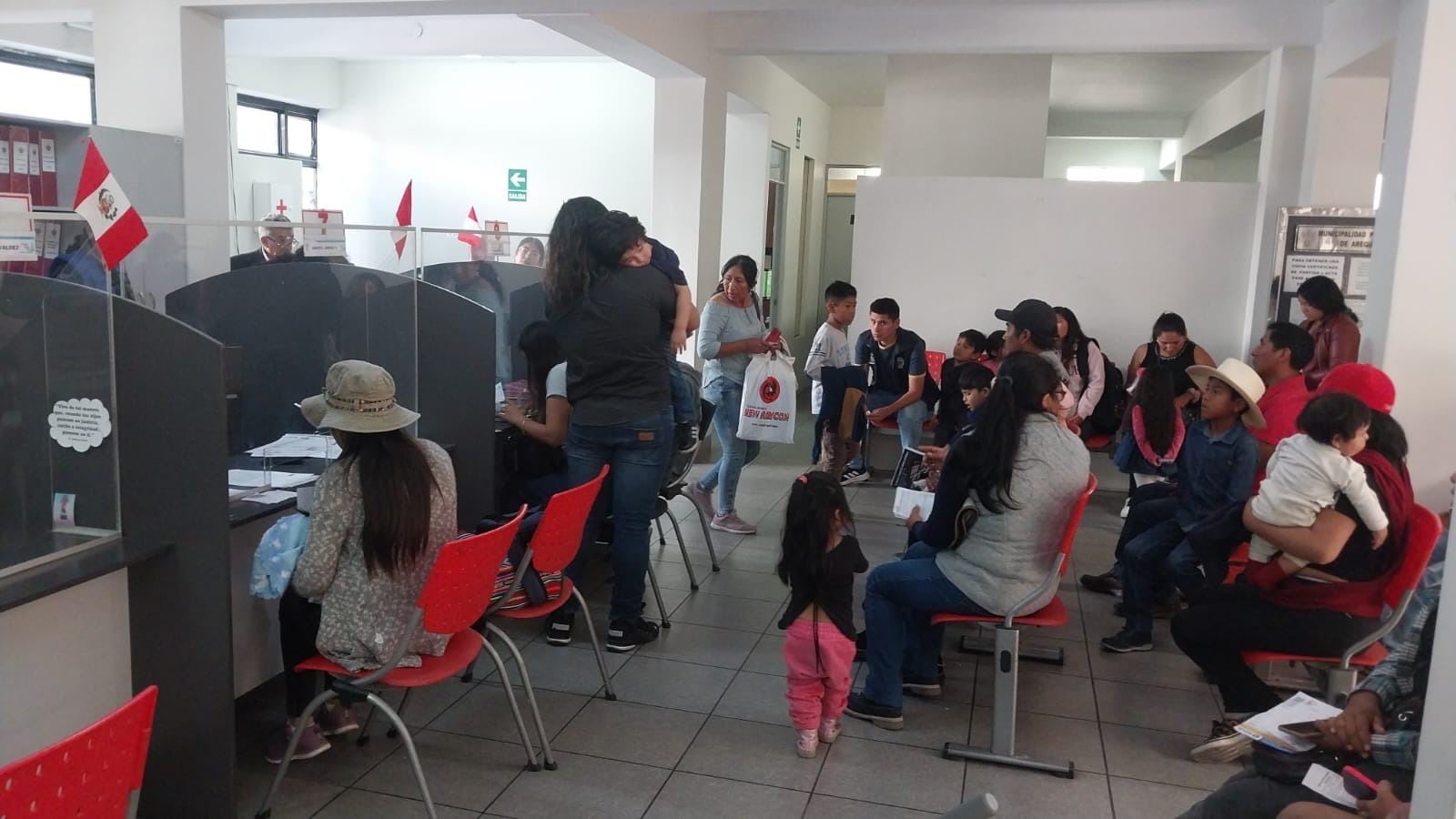 Seis ventanillas atienden a un promedio de 250 personas diarias, agilizando el trámite del DNI electrónico en la Municipalidad de Arequipa. - Crédito: Municipalidad de Arequipa