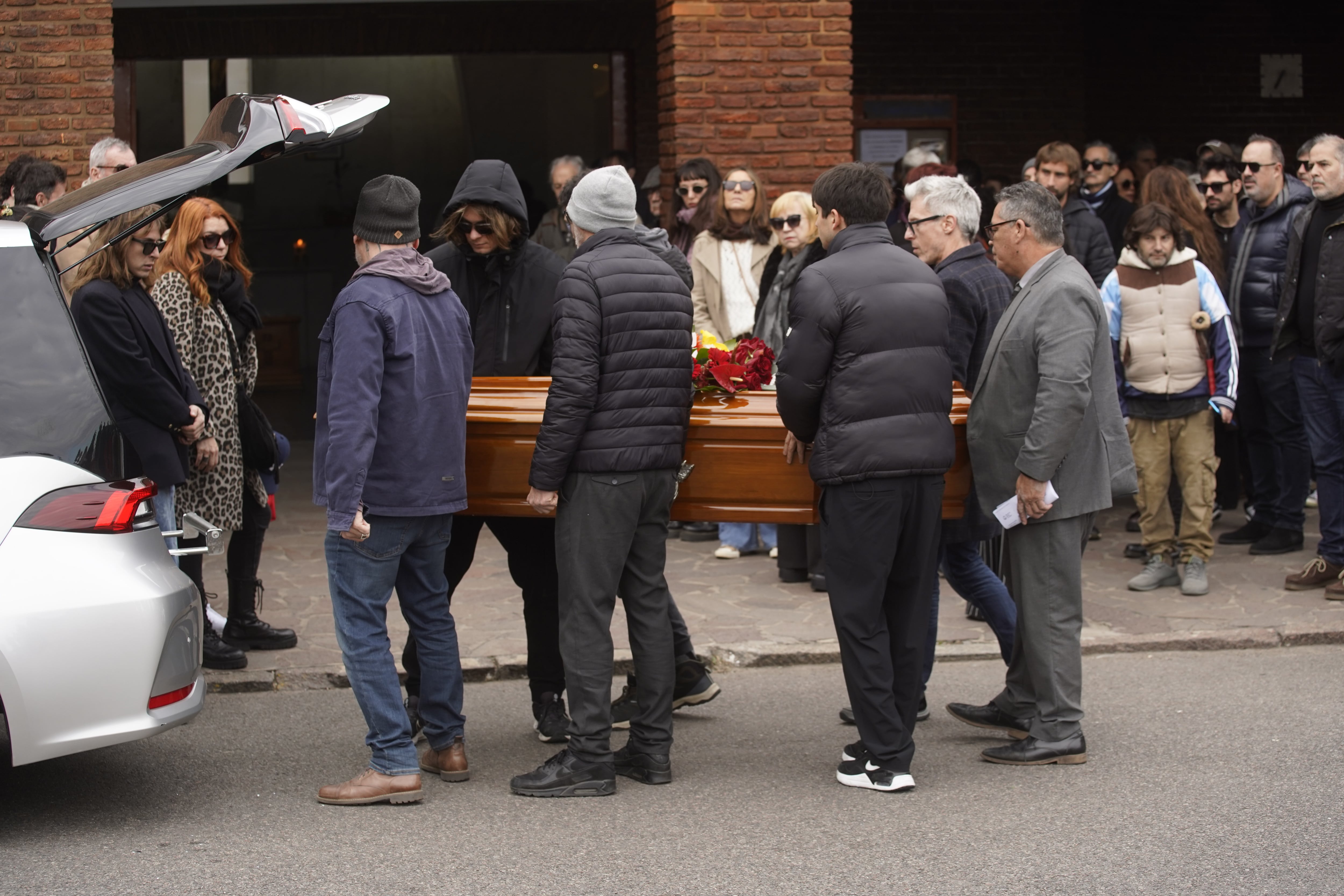 El círculo íntimo de la actriz llevó el féretro de Ernestina hacia la capilla del cementerio (RSFotos)