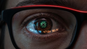Ojos biónicos: así son los implantes que buscan recuperar la visión y ampliar las capacidades de la vista humana