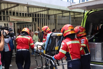 La Policía Nacional Civil y el Ministerio Público resguardan la escena y avanzan en las investigaciones por violencia armada. (Cortesía: Bomberos Municipales)