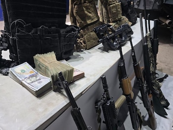 La SSPE aseguró 19 mil 400 dólares durante la captura de Octavio V. L. y Axel A. A.; según la corporación, el dinero presuntamente sería utilizado para intentar sobornar a autoridades y facilitar la evasión de los detenidos. (Crédito: SSPE)