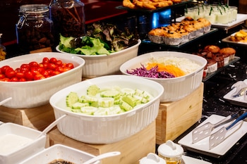 Bandejas de comida en un buffet libre de un hotel (Magnific)