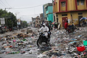 La gente maniobra a través