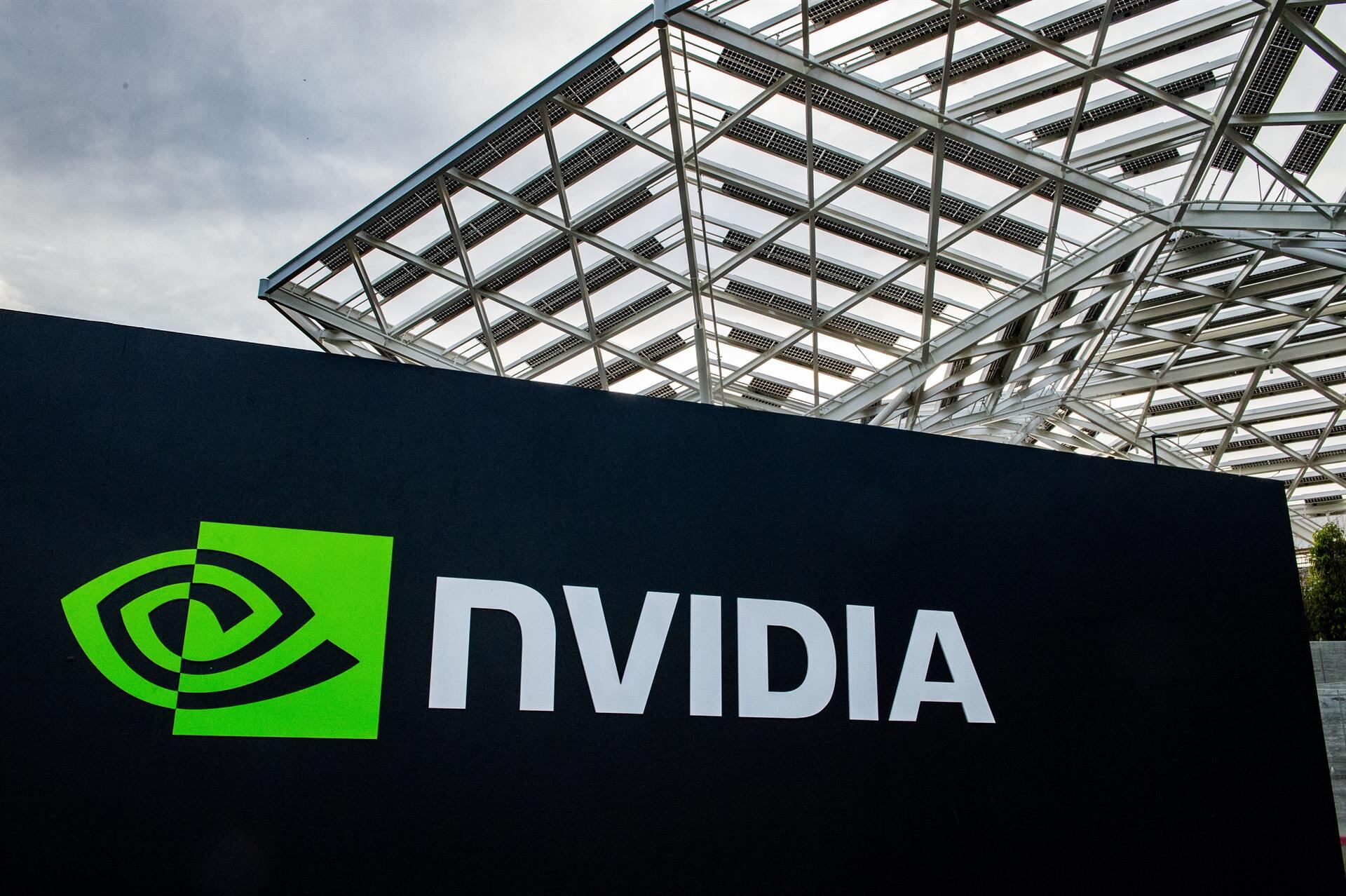 Nvidia construyó su dominio en IA adaptando esa misma arquitectura de chips para procesar grandes cantidades de datos