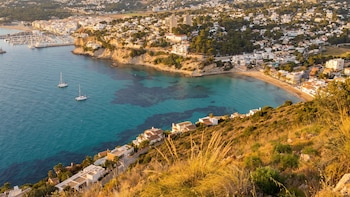 El rincón de la Costa Blanca con calas turquesas, castillo del siglo XVIII y vistas hasta Ibiza