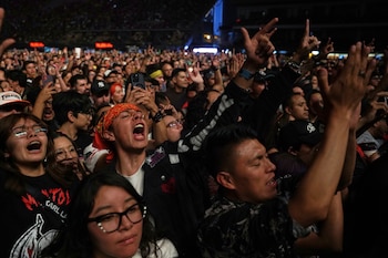 Fans ovacionan a la banda