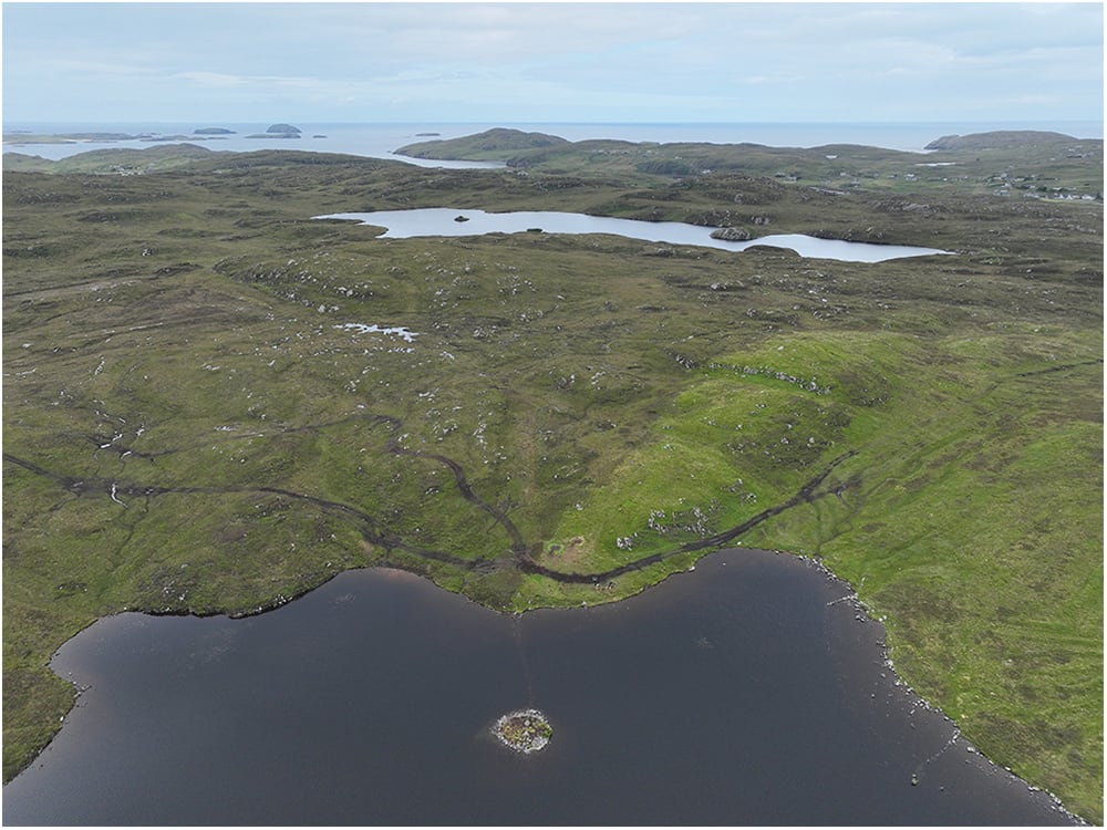 Un pequeño islote en Loch Bhorgastail, Escocia, ocultaba una estructura de madera de más de cinco milenios de antigüedad (Universidad de Southampton)