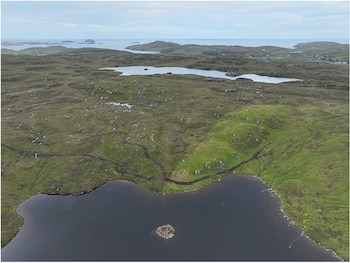 Un pequeño islote en Loch Bhorgastail, Escocia, ocultaba una estructura de madera de más de cinco milenios de antigüedad (Universidad de Southampton)