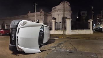 Olavarría: una camioneta volcó en un insólito choque y todo quedó grabado en un concierto al aire libre