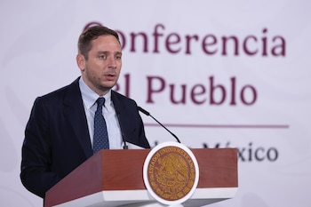 El subsecretario de Integración Sectorial y Desarrollo del Sector Salud, Eduardo Clark, durante 'La Mañanera' de este martes. (Crédito: Gobierno de México)