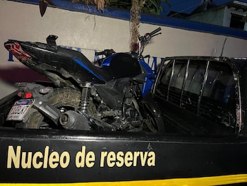 Autoridades decomisaron dos pistolas sin registro legal, municiones y la motocicleta utilizada en el ataque, según la Policía Nacional Civil. (Cortesía: PNC de Guatemala)