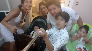 Lucía juntos a sus padres