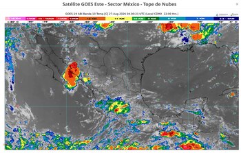 Mapa satelital de México con zonas de colores que representan la temperatura de las nubes y una barra de escala en la parte superior
