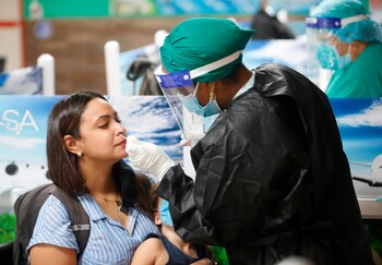 Trabajadores de la salud realizan