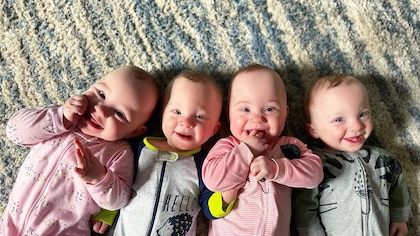 Buscaban un hermanito para su hija y llegaron cuatrillizos: dos pares de gemelos idénticos