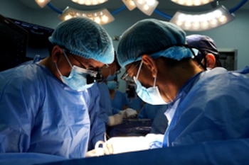 Médicos peruanos operan a bebé