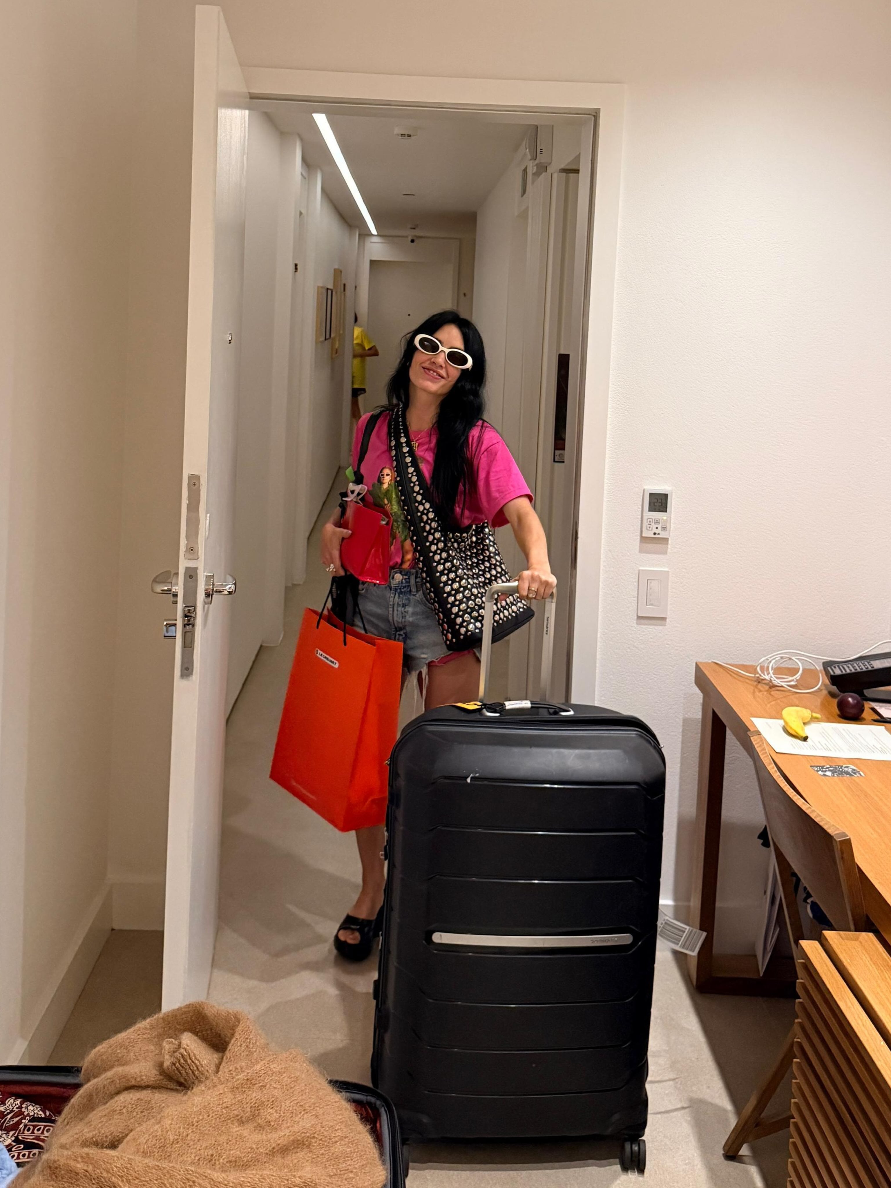 Lali Espósito, con valija, bolsos y regalos, en el pasillo del hotel de Ipanema donde se alojó