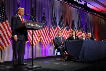 El presidente electo Donald Trump se dirige a los republicanos de la Cámara de Representantes en Washington, el 13 de noviembre de 2024 (REUTERS/Brian Snyder)