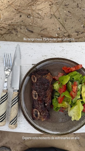 Zaira armó una mesa improvisada