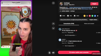 Mujer con camiseta roja en un video de TikTok, con una carta del tarot "El Sol" a su izquierda y una miniatura con el nombre "Ángela Aguilar"