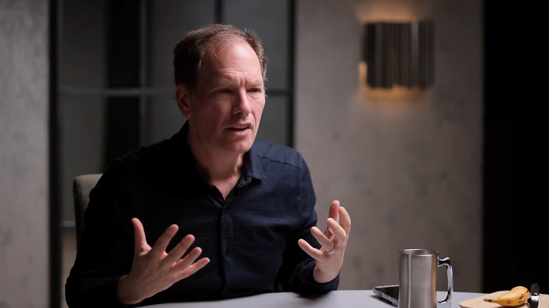 El insomnio y los despertares nocturnos afectan a millones por causas fisiológicas, hormonales y factores psicológicos según el Dr. Michael Breus (YouTube: The Diary Of A CEO y Sleep Doctor)